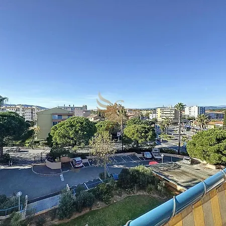 Daire T2,garage,ac,swimming Pool,750 M From The Beach. Fréjus